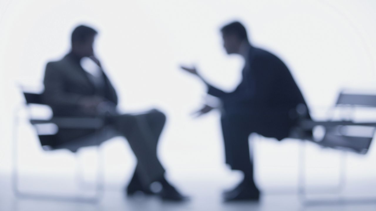 Photographe guidant son modèle lors d'une séance portrait