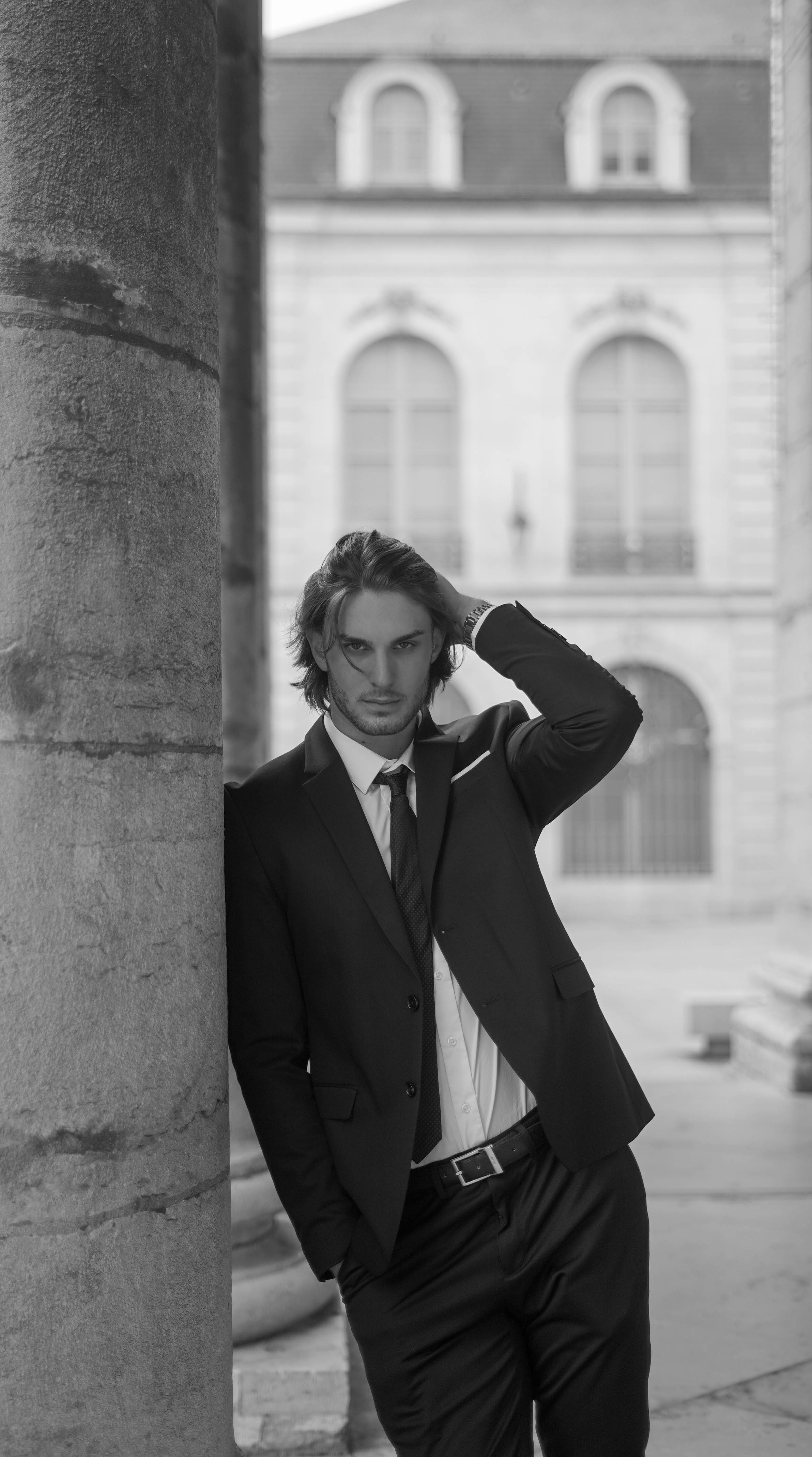 Portrait artistique — regard intense en lumière naturelle