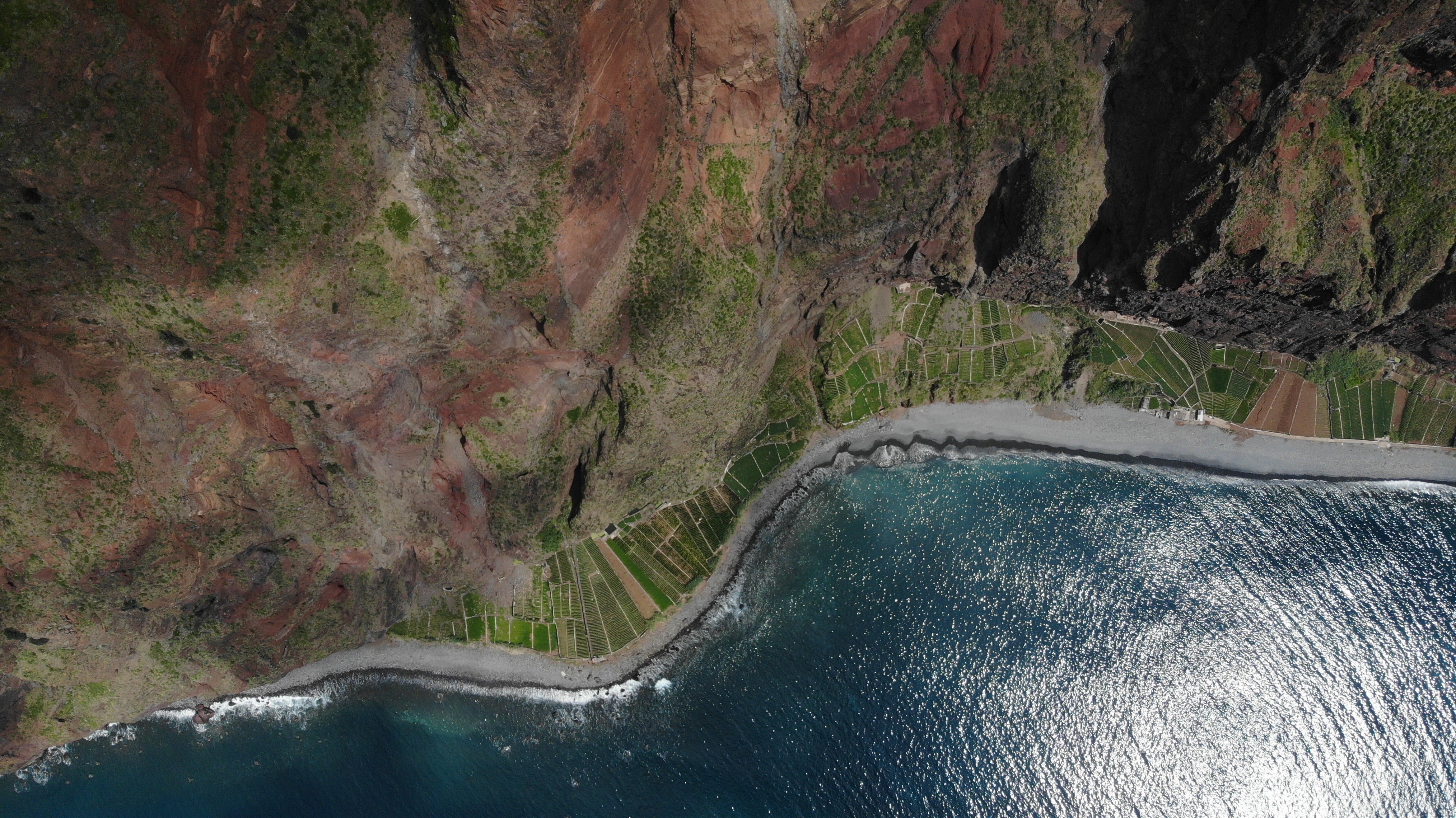 Lumière dorée au lever du soleil sur un paysage